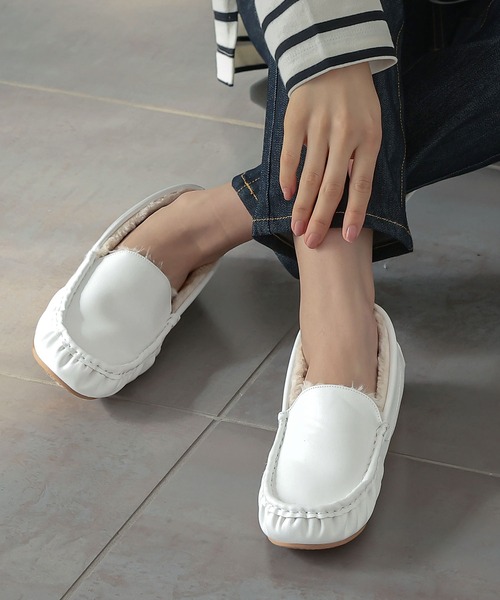 KOBE LETTUCE（コウベレタス）の「フェイクムートンローファーモカシンシューズ【インソール中敷き付】（モカシン/デッキシューズ・レディース・ライトグレー/ブラック/ダークブラウン/ベージュ/シルバー/ブラック系その他/ブラウン系その他/パープル系その他/キャメル/チェック/パープル/ブラウン系その他4/シルバー系その他/ベージュ系その他/ブラック系その他3/ピンク/ブラック系その他2/ブラウン系その他2/ブラウン系その他3/グレー/ダークグリーン/その他/ブラウン系その他5/オリーブ/ピンクベージュ/ホワイト/ネイビー/レオパード・LL/S/M/L）」の2枚目の写真