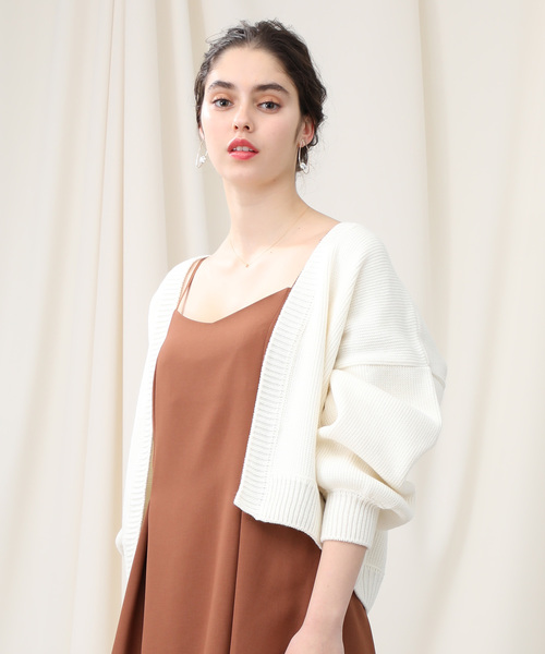 STUDIOUS(ステュディオス)の「【STUDIOUS】ローゲージボリュームスリーブ ショートカーデ(カーディガン/ボレロ・レディース・ライトベージュ/チャコールグレー/ベージュ/オフホワイト/グレイッシュベージュ・FREE)」の2枚目の写真