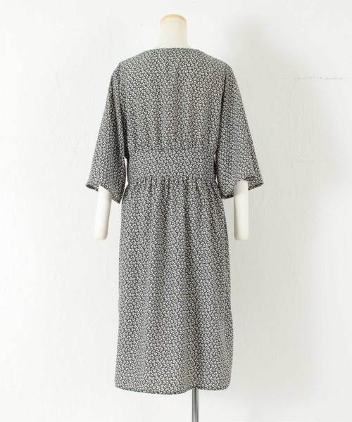 titivate(ティティベイト)の「ポプリン花柄ロングワンピース(ワンピース・レディース・アイボリー/ブラック/ライトベージュ/グリーン・M)」の5枚目の写真
