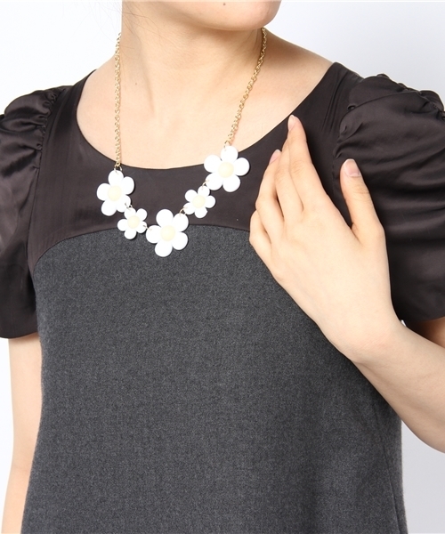 WEGO（ウィゴー）の「WEGO/フラワーネックレス（ネックレス・レディース・ホワイト/ブラック・FREE）」の3枚目の写真