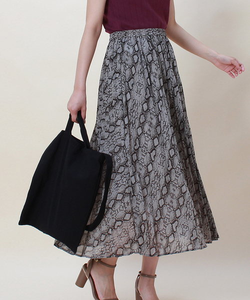 TRUDEA(トルディア)の「T秋パイソン柄プリーツスカート(スカート・レディース・ライトグレー/ベージュ・SMALL/MEDIUM)」の1枚目の写真