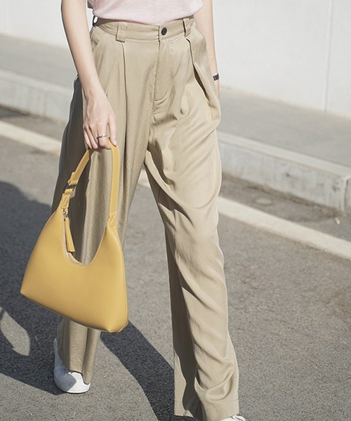 chuclla（チュクラ）の「【chuclla】【2020/SS】ハイウエスト タックワイドスラックス chw1093（スラックス・レディース・ブラック/ベージュ/アイボリー/ダークグレー・S/M/L）」の4枚目の写真