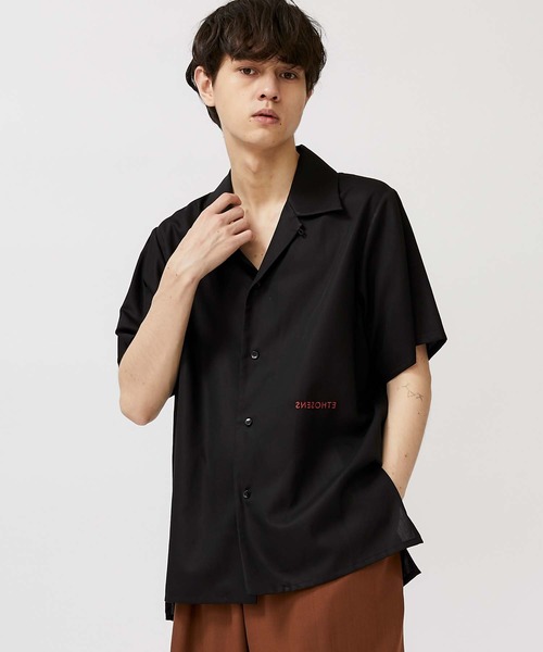 ETHOSENS（エトセンス）の「【ETHOSENS】Embroldered short sleeve shirt/E120-203c（シャツ/ブラウス・メンズ・ブラック/ライトグレー/ピンク・2/3）」の2枚目の写真