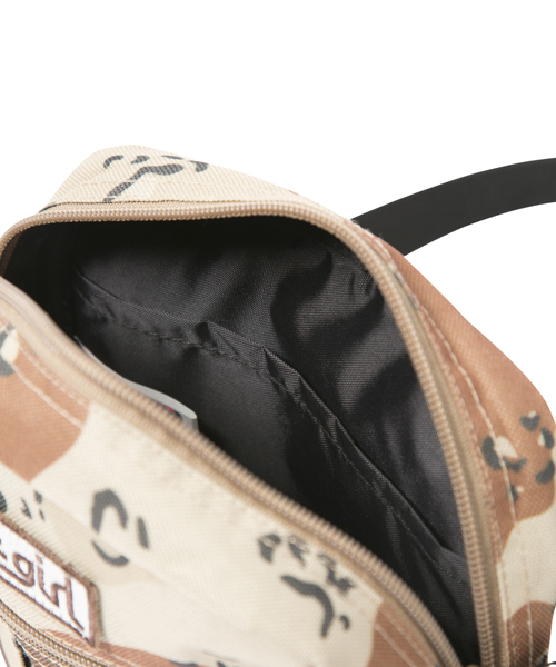 X-girl（エックスガール）の「OUTDOOR SHOULDER BAG（ショルダーバッグ・レディース・カモフラージュ/ブラック/ベージュ/レッド/ブルー・ONE SIZE）」の8枚目の写真