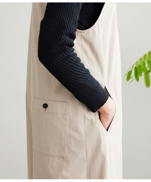 SIPULI(シプリ)の「High Twist Cotton Twill ワイドシルエットサロペット(サロペット/オーバーオール・レディース・ベージュ/ブラック・2)」の4枚目の写真