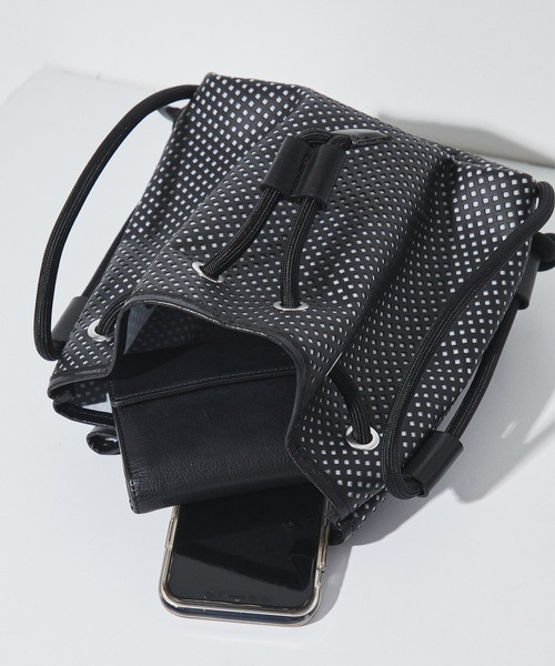UNITED TOKYO(ユナイテッドトウキョウ)の「2wayパンチングポーチ(ハンドバッグ・メンズ・ブラック・FREE)」の2枚目の写真