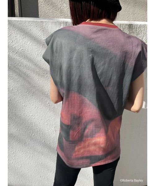 EMODA（エモダ）の「パネルフォトロングトップ（Tシャツ/カットソー・レディース・ベージュ/グレー/レッド・FREE）」の4枚目の写真