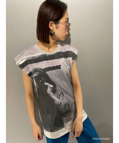 EMODA（エモダ）の「パネルフォトロングトップ（Tシャツ/カットソー・レディース・ベージュ/グレー/レッド・FREE）」の7枚目の写真