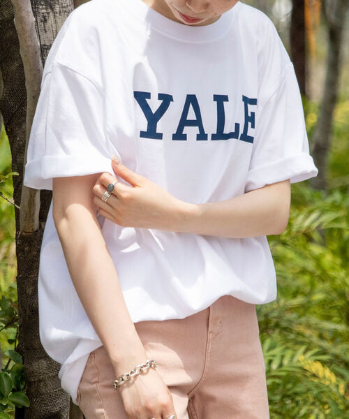 NOLLEY'S goodman（ノーリーズグッドマン）の「YALE / UCLA 別注 カレッジロゴ ビッグシルエット Tシャツ（Tシャツ/カットソー・メンズ・アイボリー/ホワイト系その他/ホワイト系その他2/ホワイト系その他3/チャコールグレー/キャメル/ライトグレー/ネイビー/ホワイト系その他5/ホワイト系その他4・M/L）」の4枚目の写真