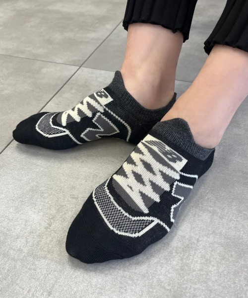 NEW BALANCE（ニューバランス）の「ニューバランス アンクル丈 ソックス NB（ソックス/靴下・レディース・ホワイト/ブラック/ブラウン/グレー/レッド/カーキ/ブルー/ライトブラウン/マスタード/ライトピンク/ワイン/ダークグリーン/ベージュ/グリーン/ミント/オレンジ/ライトグリーン/ダークブルー/ダークグレー/ピンク/ネイビー/イエロー/グリーン系その他/パープル/ピンク系その他/オレンジ系その他/イエロー系その他/ライトブルー/ホワイト系その他/グリーン系その他2/ピンク系その他2・S/M/SS）」の4枚目の写真