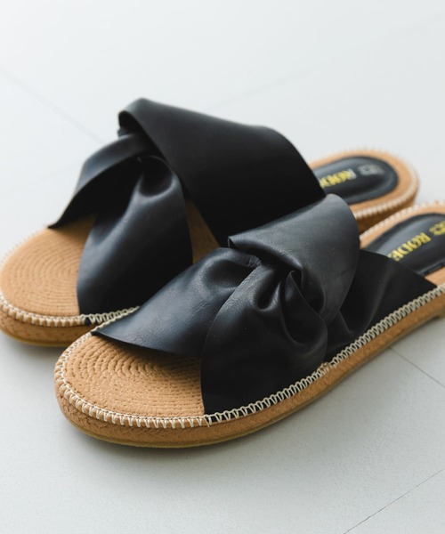 RODE SKO（ロデスコ）の「TOMASA ひねりクロスサンダル（サンダル・レディース・ブラック/アイボリー/キャメル・38/37）」の18枚目の写真