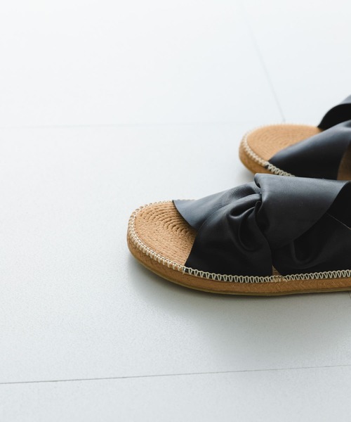 RODE SKO（ロデスコ）の「TOMASA ひねりクロスサンダル（サンダル・レディース・ブラック/アイボリー/キャメル・38/37）」の17枚目の写真