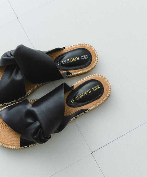 RODE SKO（ロデスコ）の「TOMASA ひねりクロスサンダル（サンダル・レディース・ブラック/アイボリー/キャメル・38/37）」の16枚目の写真