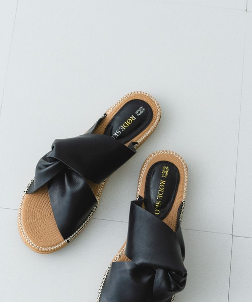 RODE SKO（ロデスコ）の「TOMASA ひねりクロスサンダル（サンダル・レディース・ブラック/アイボリー/キャメル・38/37）」の15枚目の写真