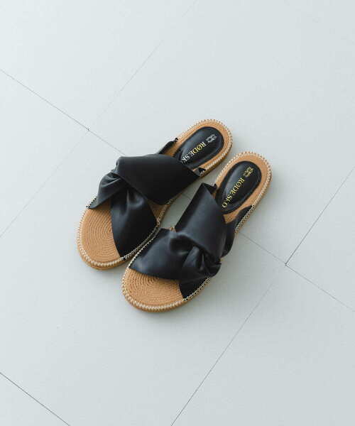 RODE SKO（ロデスコ）の「TOMASA ひねりクロスサンダル（サンダル・レディース・ブラック/アイボリー/キャメル・38/37）」の14枚目の写真