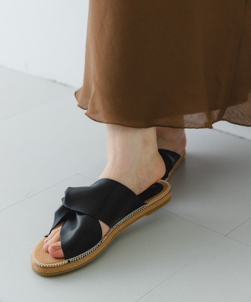 RODE SKO（ロデスコ）の「TOMASA ひねりクロスサンダル（サンダル・レディース・ブラック/アイボリー/キャメル・38/37）」の13枚目の写真