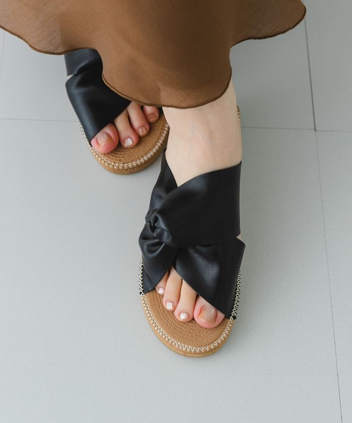 RODE SKO（ロデスコ）の「TOMASA ひねりクロスサンダル（サンダル・レディース・ブラック/アイボリー/キャメル・38/37）」の12枚目の写真