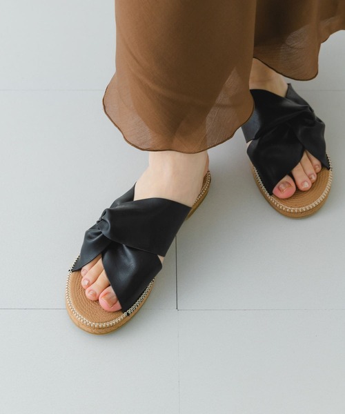 RODE SKO（ロデスコ）の「TOMASA ひねりクロスサンダル（サンダル・レディース・ブラック/アイボリー/キャメル・38/37）」の11枚目の写真