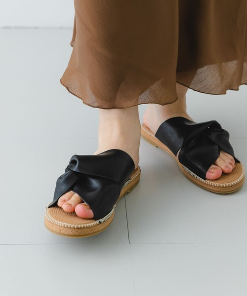 RODE SKO（ロデスコ）の「TOMASA ひねりクロスサンダル（サンダル・レディース・ブラック/アイボリー/キャメル・38/37）」の10枚目の写真