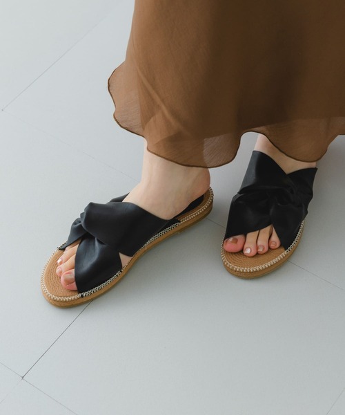 RODE SKO（ロデスコ）の「TOMASA ひねりクロスサンダル（サンダル・レディース・ブラック/アイボリー/キャメル・38/37）」の9枚目の写真