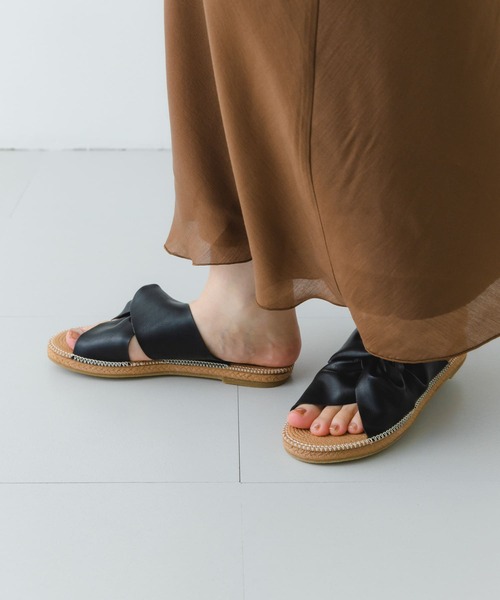 RODE SKO（ロデスコ）の「TOMASA ひねりクロスサンダル（サンダル・レディース・ブラック/アイボリー/キャメル・38/37）」の8枚目の写真