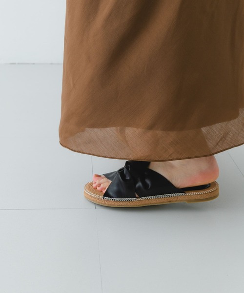 RODE SKO（ロデスコ）の「TOMASA ひねりクロスサンダル（サンダル・レディース・ブラック/アイボリー/キャメル・38/37）」の7枚目の写真