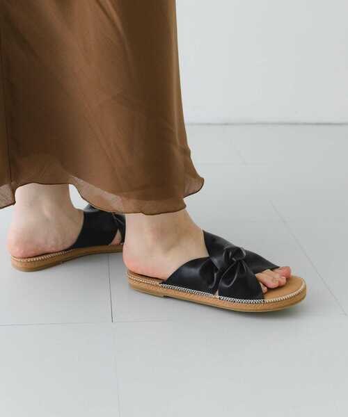 RODE SKO（ロデスコ）の「TOMASA ひねりクロスサンダル（サンダル・レディース・ブラック/アイボリー/キャメル・38/37）」の6枚目の写真