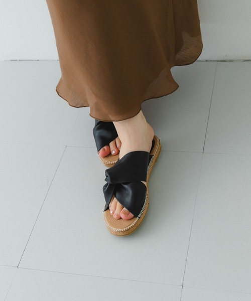 RODE SKO（ロデスコ）の「TOMASA ひねりクロスサンダル（サンダル・レディース・ブラック/アイボリー/キャメル・38/37）」の5枚目の写真