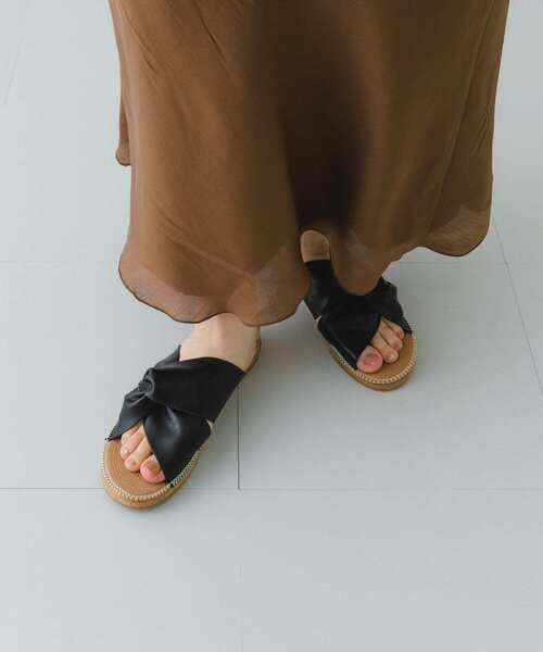 RODE SKO（ロデスコ）の「TOMASA ひねりクロスサンダル（サンダル・レディース・ブラック/アイボリー/キャメル・38/37）」の4枚目の写真