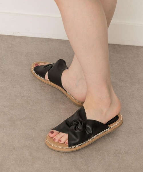 RODE SKO（ロデスコ）の「TOMASA ひねりクロスサンダル（サンダル・レディース・ブラック/アイボリー/キャメル・38/37）」の19枚目の写真