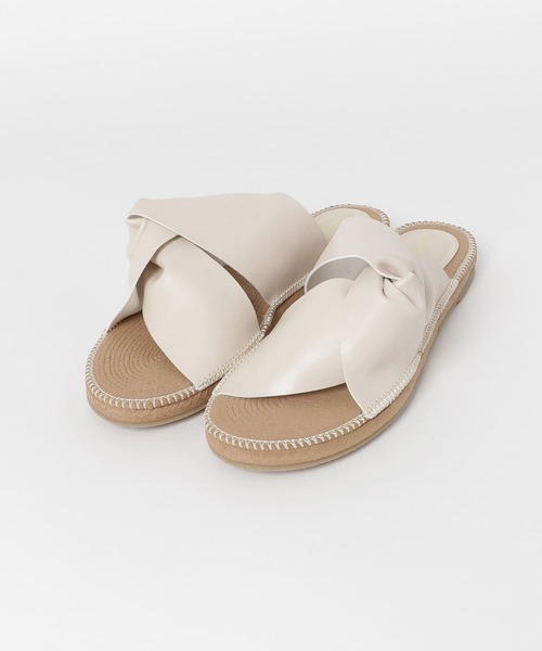 RODE SKO（ロデスコ）の「TOMASA ひねりクロスサンダル（サンダル・レディース・ブラック/アイボリー/キャメル・38/37）」の22枚目の写真