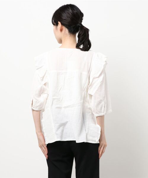 Samansa Mos2（サマンサ モスモス）の「綿クレープフリルブラウス（シャツ/ブラウス・レディース・ブルー/オフホワイト/ブラック・ﾌﾘ-）」の4枚目の写真