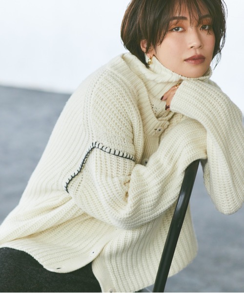 Ezick(エジック)の「【スタイリスト小山田早織さんコラボ】配色ステッチアンサンブル(ニット/セーター・レディース・オフホワイト/チャコールグレー・FREE)」の4枚目の写真