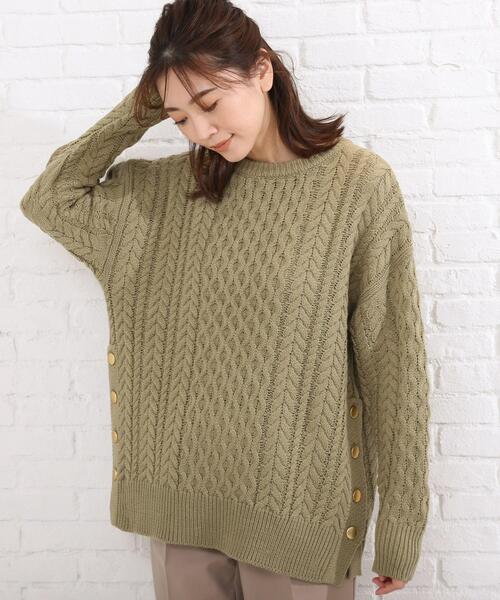 SHOO・LA・RUE（シューラルー）の「◆脇ボタンバルキーケーブルニット（ニット/セーター・レディース・オリーブ/アイボリー/サンドベージュ/ダークネイビー・00）」の3枚目の写真