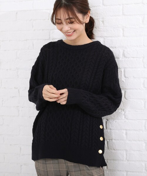 SHOO・LA・RUE（シューラルー）の「◆脇ボタンバルキーケーブルニット（ニット/セーター・レディース・オリーブ/アイボリー/サンドベージュ/ダークネイビー・00）」の4枚目の写真