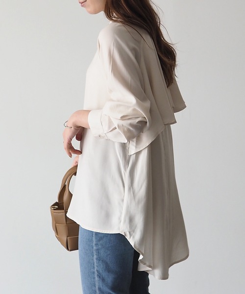 Riberry（リベリー）の「バックフリルブラウス（シャツ/ブラウス・レディース・オフホワイト/ベージュ/グリーン/オレンジ・MEDIUM）」の3枚目の写真