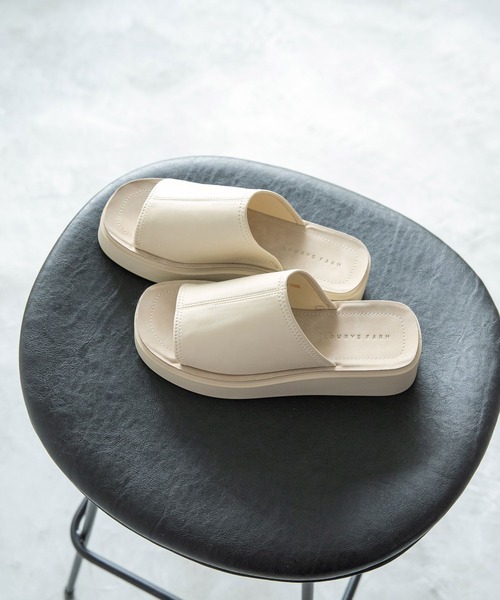 LOWRYS FARM（ローリーズファーム）の「カンドウフィットサンダル　260870（サンダル・レディース・ブラック/ブラウン/アイボリー/ブルー/オレンジ・MEDIUM/LARGE）」の2枚目の写真