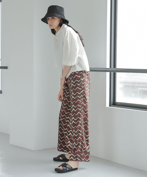 LAKOLE（ラコレ）の「ショート丈シャンブレーシャツ / 345993（シャツ/ブラウス・レディース・ブラック/ベージュ/オフホワイト・SMALL/MEDIUM）」の4枚目の写真