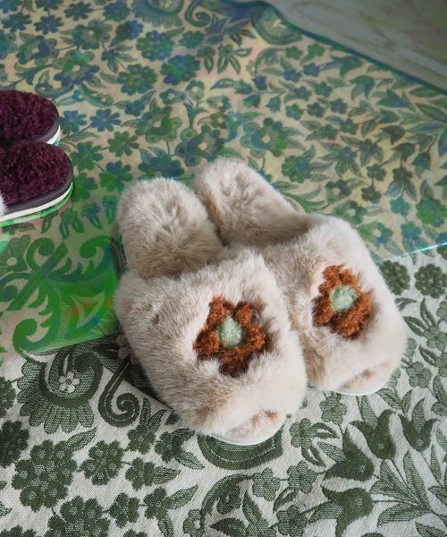 Casselini（キャセリーニ）の「Casselini HOME(キャセリーニ ホーム)フェイクファースリッパ（ルームシューズ/スリッパ・レディース・アイボリー/ボルドー・FREE）」の2枚目の写真