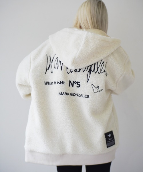 (What it isNt)ART BY MARKGONZALES(ワットイットイズント)の「< 当店限定・別注アイテム > 【(What it isNt)ART BY MARKGONZALES / (ワットイットイズント) アートバイ マークゴンザレス 】 ボアフリース フードパーカー(その他アウター・メンズ・ベージュ/ブラック/オフホワイト・M/L/XL)」の5枚目の写真