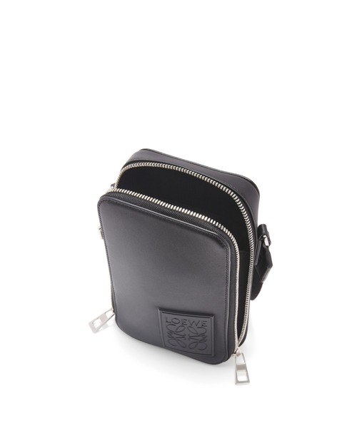 LOEWE（ロエベ）の「バーティカル クロスボディポケット (サテンカーフ)（その他小物・メンズ・ブラック・ONE SIZE）」の3枚目の写真