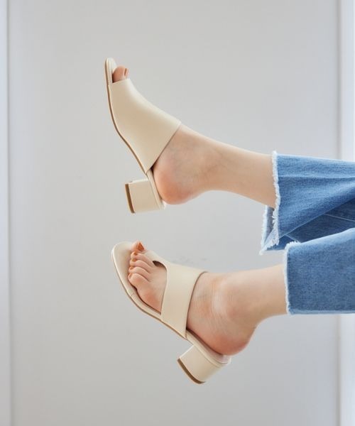 mysty woman（ミスティウーマン）の「ヒールトングサンダル 191571（サンダル・レディース・ブラック/ベージュ/アイボリー・MEDIUM/LARGE）」の2枚目の写真