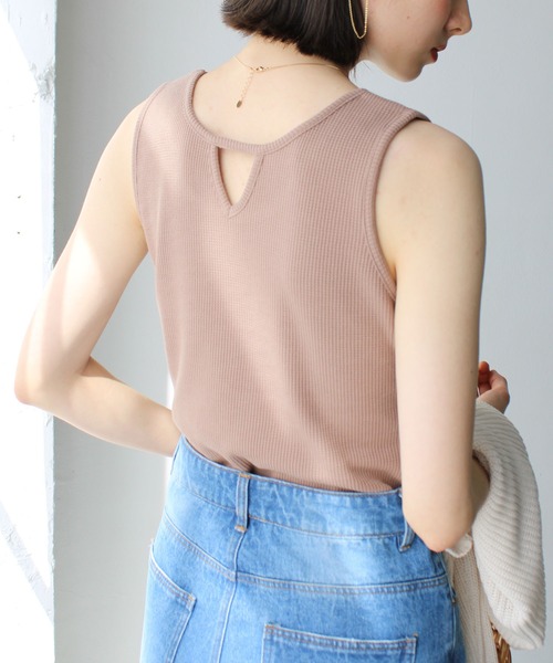 GeeRA（ジーラ）の「前後2wayスリットネックワッフルタンクトップ（タンクトップ・レディース・アイボリー/オレンジ/ブラック/モカ・SMALL/MEDIUM/LARGE）」の15枚目の写真
