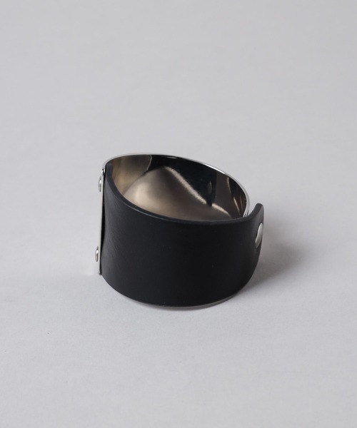 HARE（ハレ）の「メタル＊フェイクレザーバングル(HARE)（バングル/リストバンド・レディース・ブラック×シルバー・FREE）」の3枚目の写真