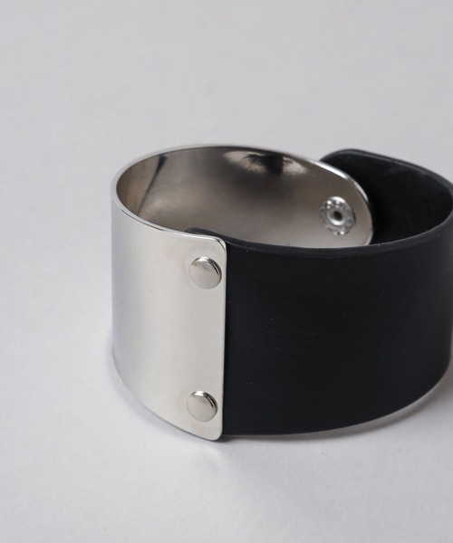 HARE（ハレ）の「メタル＊フェイクレザーバングル(HARE)（バングル/リストバンド・レディース・ブラック×シルバー・FREE）」の8枚目の写真
