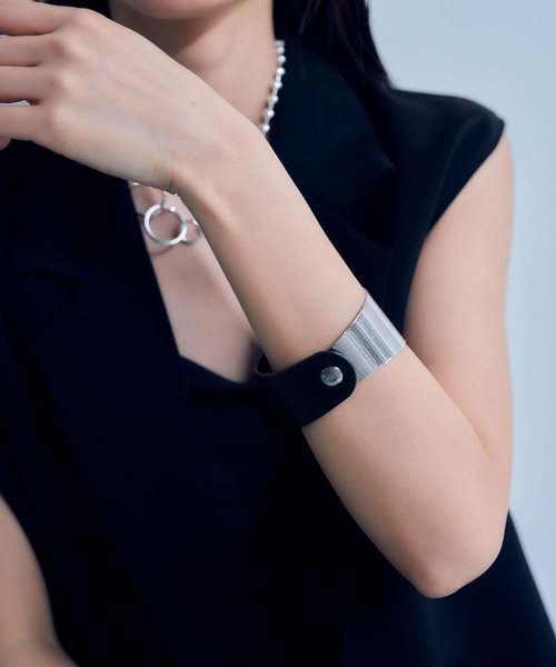 HARE（ハレ）の「メタル＊フェイクレザーバングル(HARE)（バングル/リストバンド・レディース・ブラック×シルバー・FREE）」の12枚目の写真