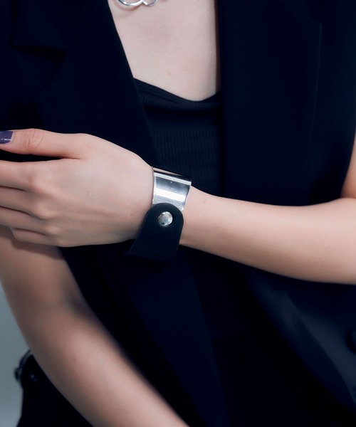 HARE（ハレ）の「メタル＊フェイクレザーバングル(HARE)（バングル/リストバンド・レディース・ブラック×シルバー・FREE）」の13枚目の写真