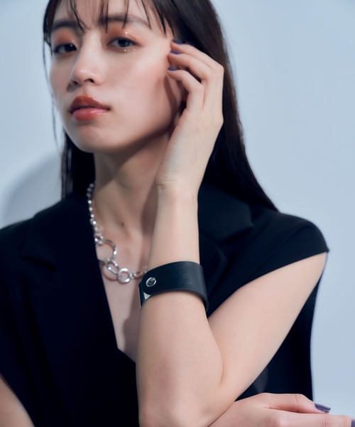 HARE（ハレ）の「メタル＊フェイクレザーバングル(HARE)（バングル/リストバンド・レディース・ブラック×シルバー・FREE）」の14枚目の写真