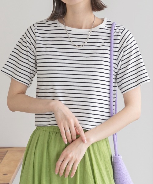 ad thie（アドティエ）の「シンプル無地 ボーダー ショート丈ミニTシャツ（Tシャツ/カットソー・レディース・ブラック/グリーン/セージグリーン/イエロー/ホワイト/ブルー/チェリーレッド/ダークブルー/オフホワイト/オレンジ/レッド/ダークブラウン/ピンク/チャコール/ミント/ブルーグレー・FREE）」の2枚目の写真