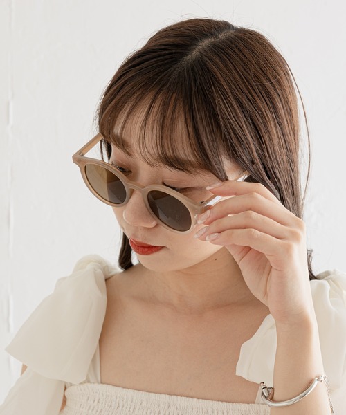 Chico(チコ)の「ボストンフレームサングラス(サングラス・レディース・ブラウン/ベージュ・FREE)」の4枚目の写真